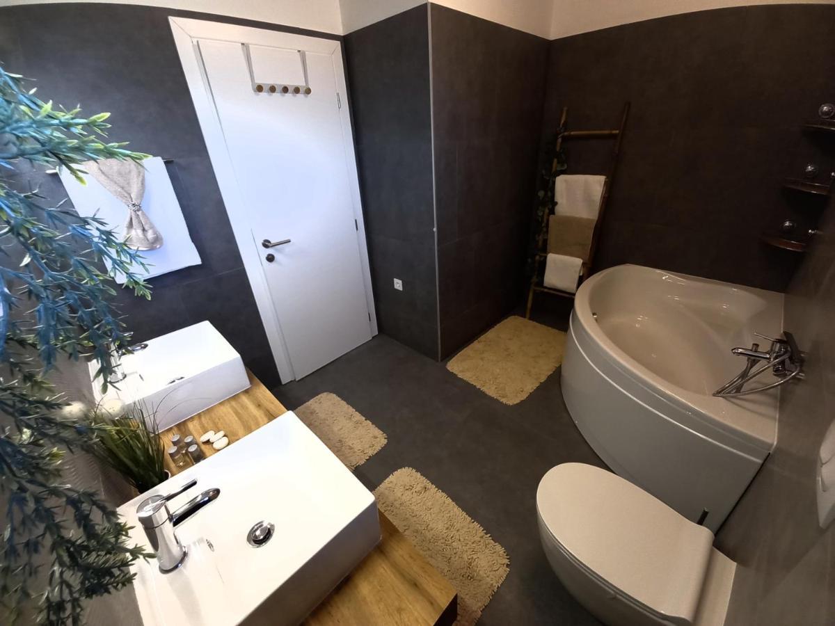 Villa Tia With Heated Pool & Jacuzzi Murvica  Extérieur photo